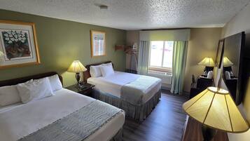 Bàn, màn/rèm cản sáng, bàn ủi/dụng cụ ủi quần áo