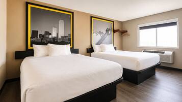 Escritorio, cortinas blackout y tabla de planchar con plancha