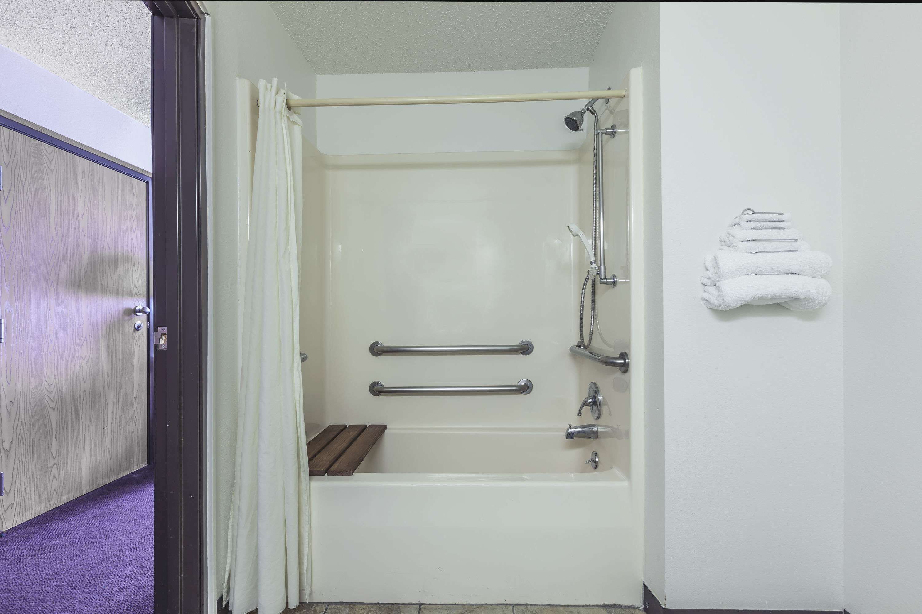 Ensemble douche/baignoire, articles de toilette gratuits, sèche-cheveux