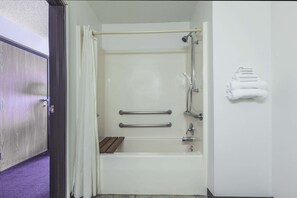 Ensemble douche/baignoire, articles de toilette gratuits, sèche-cheveux