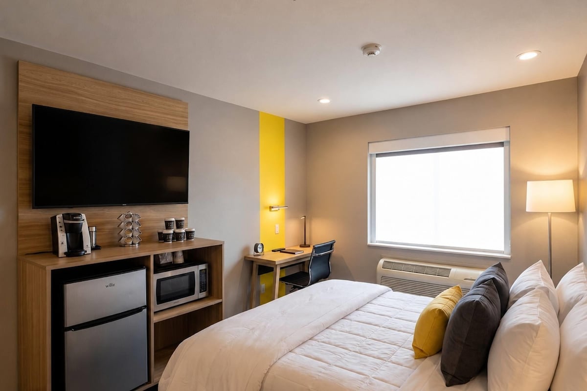Room, 1 King Bed, Mobility Accessible, Non Smoking ( Bathtub w/ Grab Bars) | Desk, blackout drapes, iron/ironing board (on request), cribs (free)
