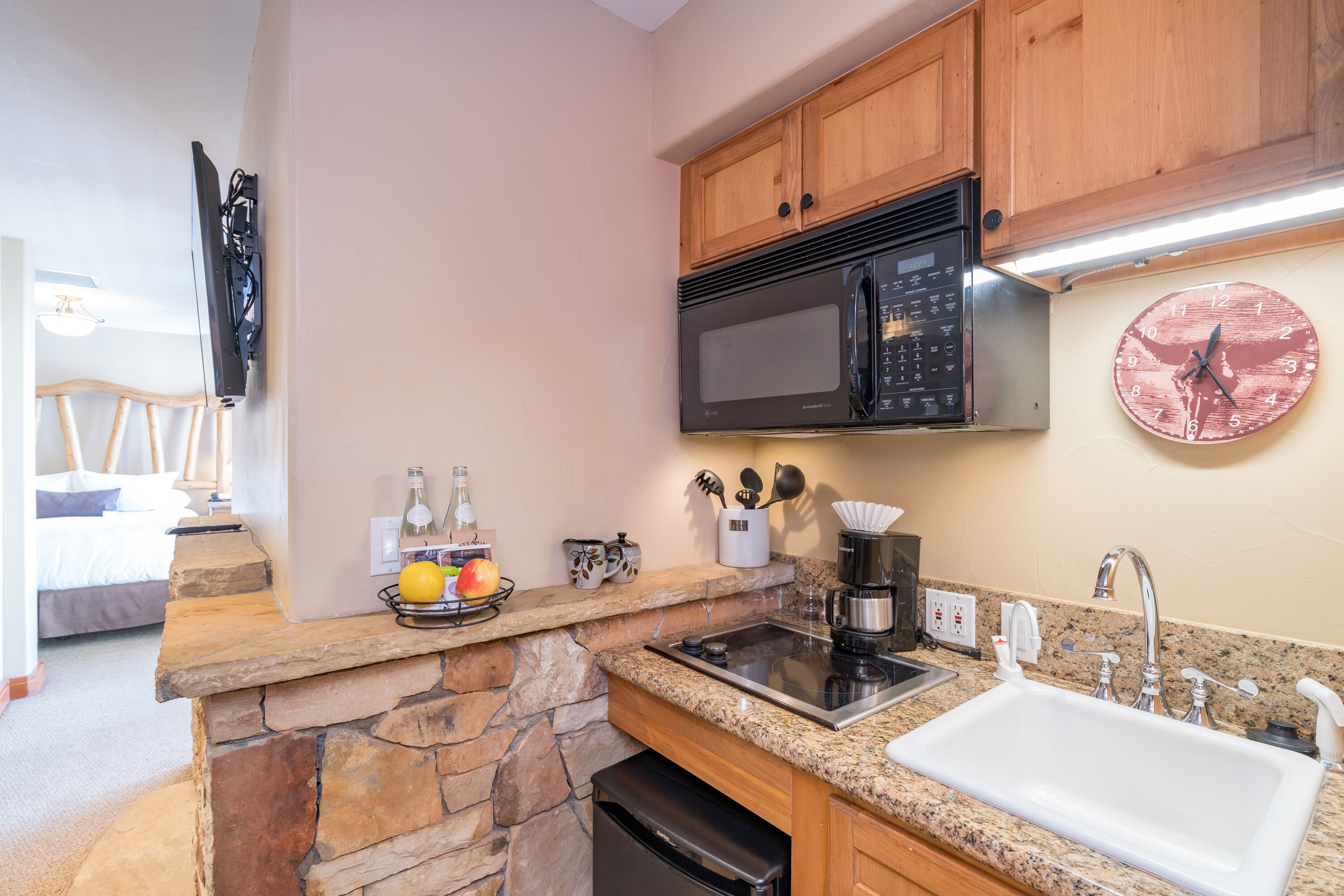 standard suite, 1 queen bed, mountain view (junior suite) | private kitchenette | fridge, microwave, stovetop, coffee/tea maker