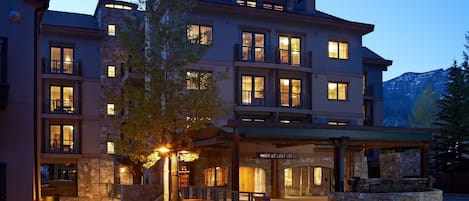 Façade de l’hébergement - soirée/nuit