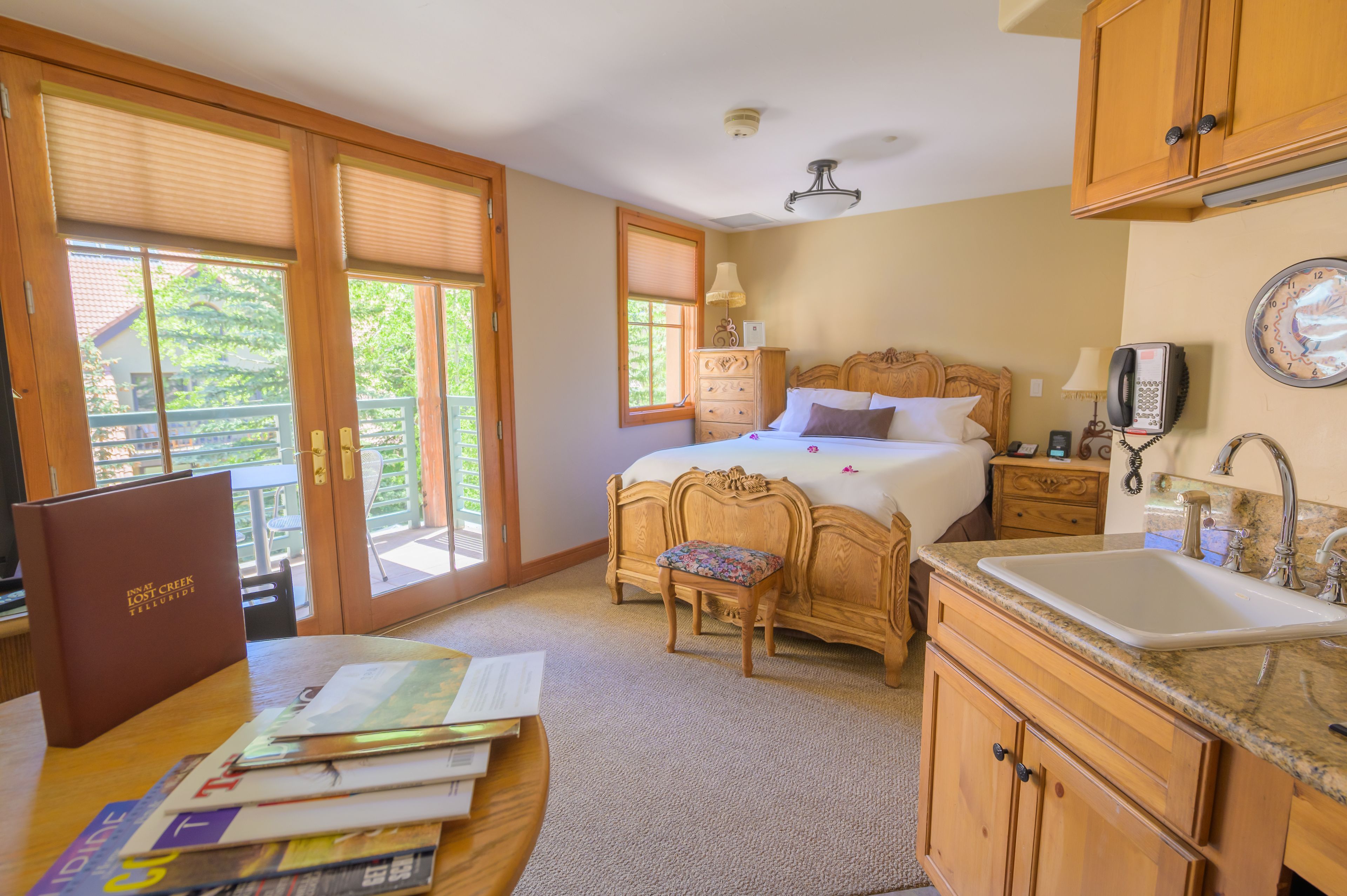 standard room, 1 queen bed (studio) | 1 bedroom, premium bedding, in-room safe, individually decorated