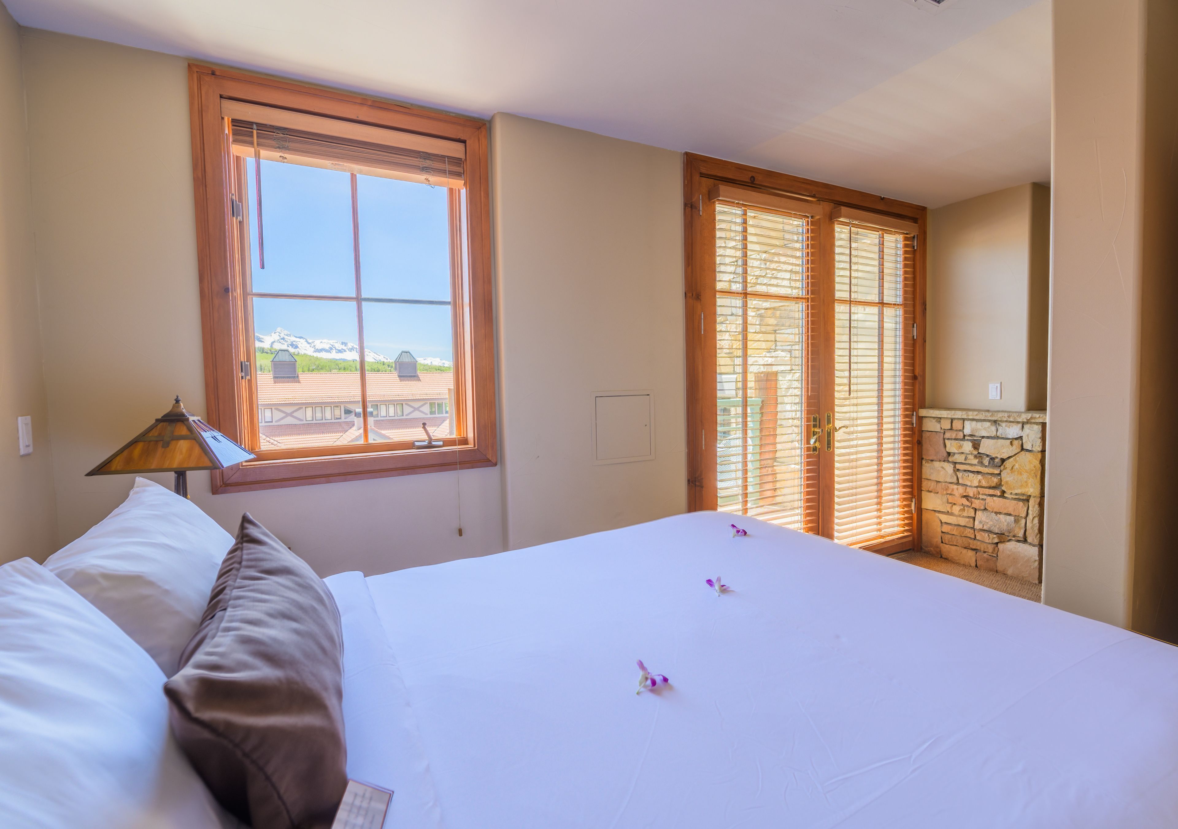 standard suite, 1 queen bed, mountain view (junior suite) | 1 bedroom, premium bedding, in-room safe, individually decorated