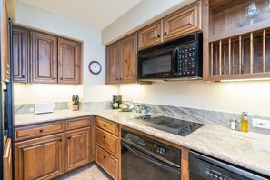 Superior Room, 1 Queen Bed, Mountain View (One Bedroom Condominium) | Private kitchen