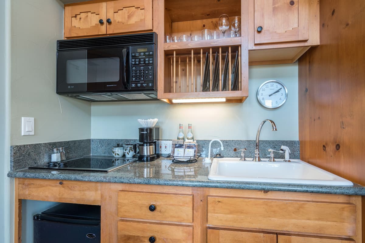 deluxe room, 1 queen bed, mountain view (one bedroom suite) | private kitchenette | fridge, microwave, stovetop, coffee/tea maker