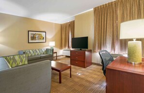 Phòng Suite, 1 giường cỡ king, không hút thuốc | Nệm có lớp đệm bông, bàn, khu vực làm việc phù hợp cho laptop