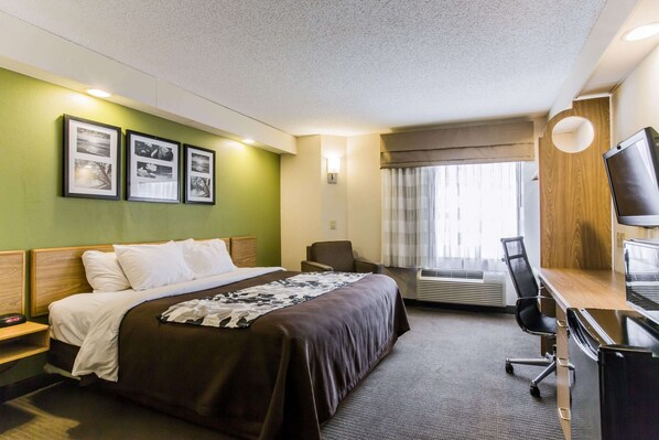 Desk, laptop workspace, iron/ironing board, free WiFi - Rodeway Inn Austell Six Flags (Austell)