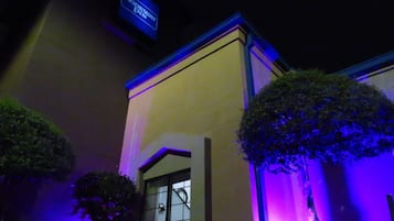 Fachada da propriedade à noite