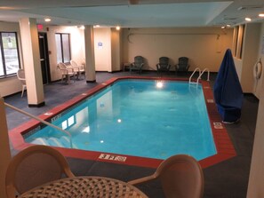 Indoor pool - Rodeway Inn Austell Six Flags (Austell)