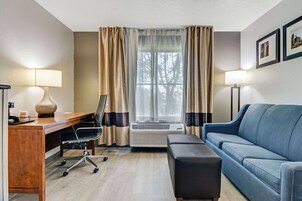 Premium bedding, in-room safe, individually decorated