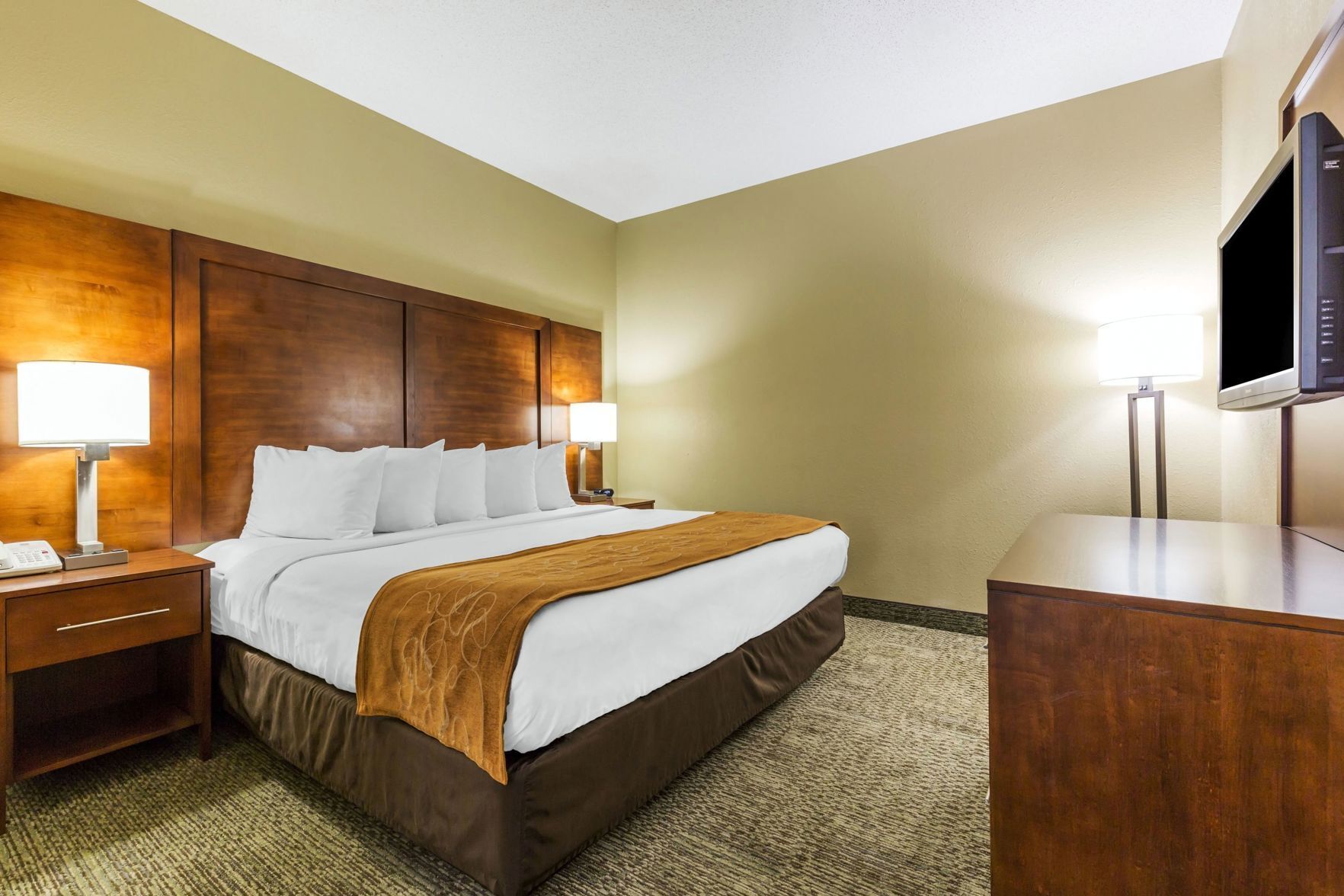 Premium bedding, in-room safe, individually decorated