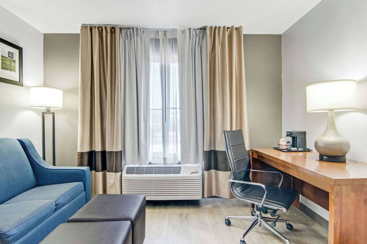 Suite, 1 King Bed, Non Smoking, Jetted Tub | Premium bedding, in-room safe, desk, laptop workspace
