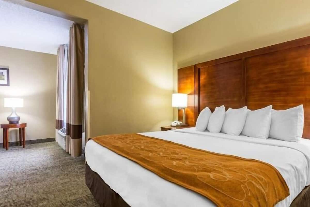 Premium bedding, in-room safe, individually decorated