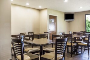 Free daily buffet breakfast - Comfort Suites near I-80 and I-94 (Lansing)