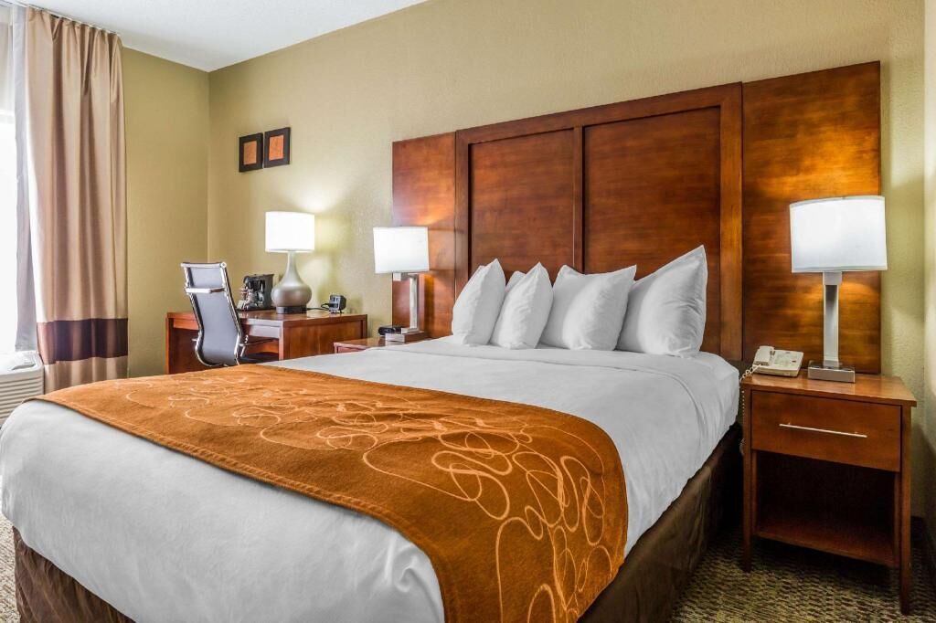 Premium bedding, in-room safe, individually decorated