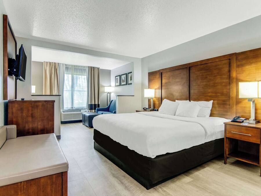 Premium bedding, in-room safe, individually decorated