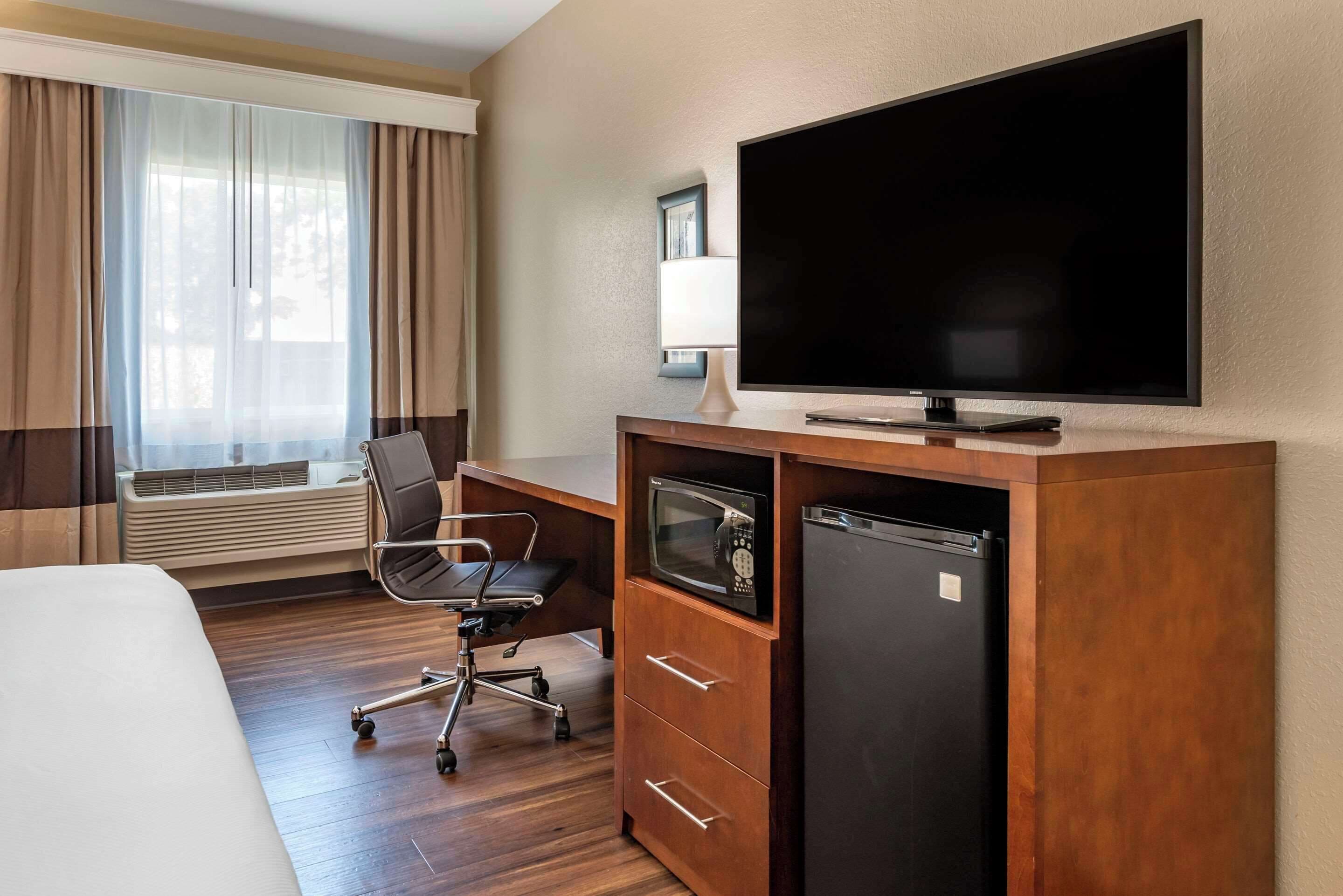 standard room, 1 king bed, non smoking | 1 bedroom, in-room safe, desk, blackout curtains