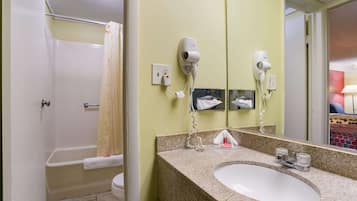 Bañera con ducha, toallas