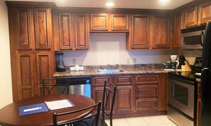 Full-sized fridge, microwave, oven, stovetop