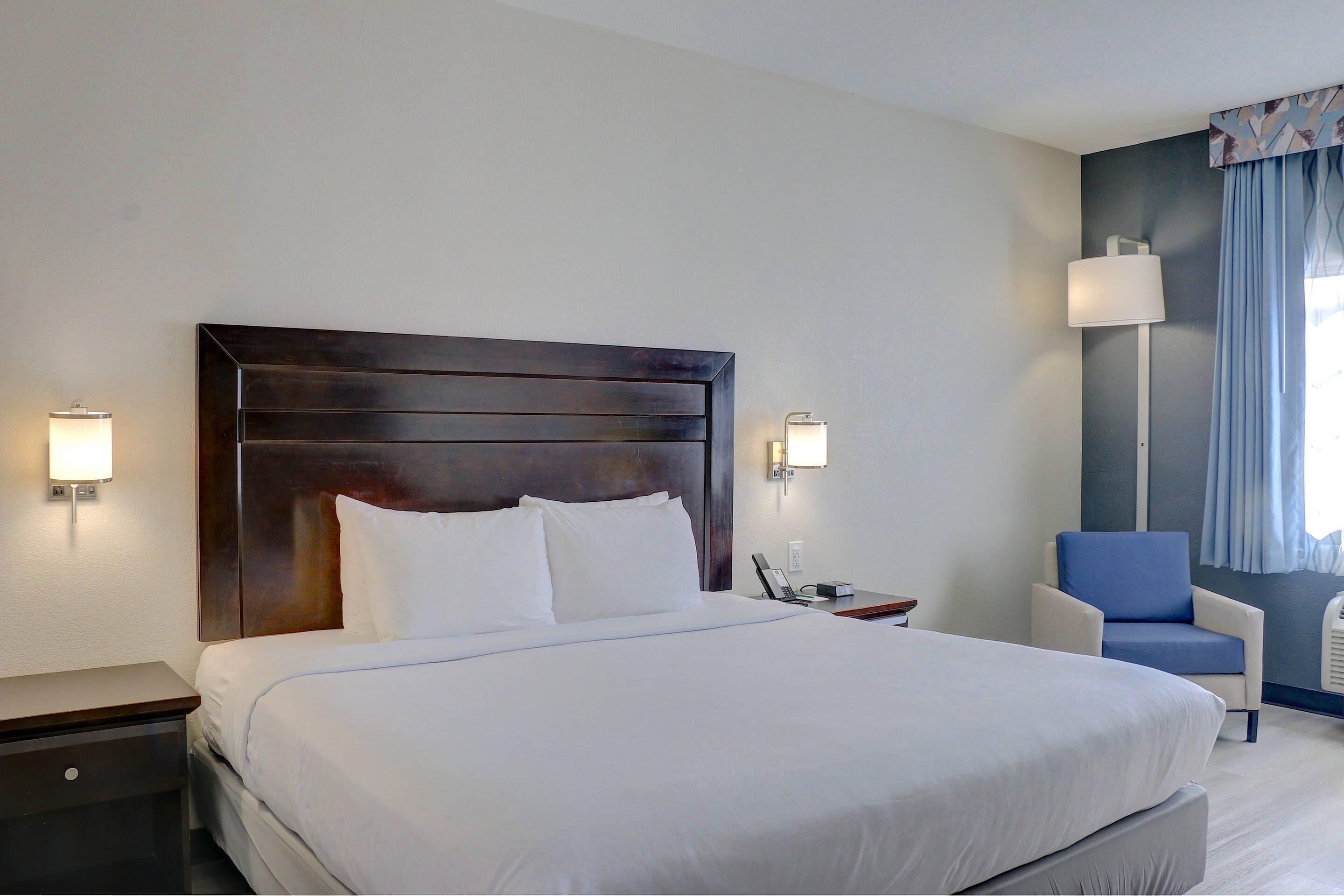 スタンダード ルーム キングベッド 1 台 禁煙 | セーフティボックス (室内)、アイロン / アイロン台、WiFi (無料)、アラーム付き時計