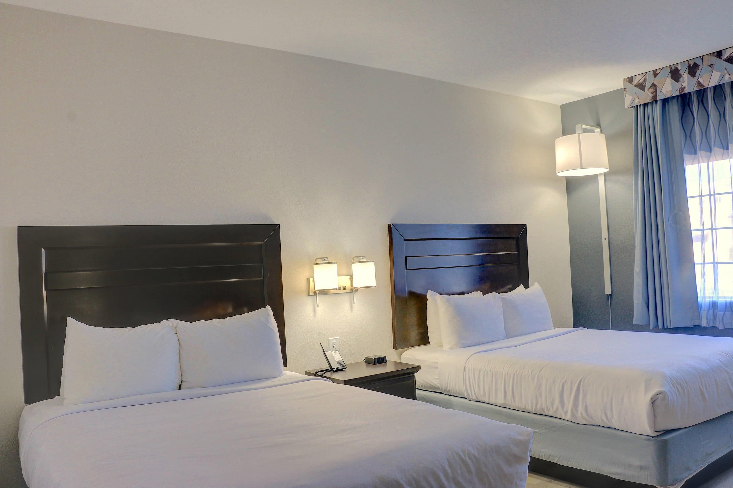 Chambre, 2 grands lits, accessible aux personnes à mobilité réduite, non-fumeurs | Coffres-forts dans les chambres, fer et planche à repasser