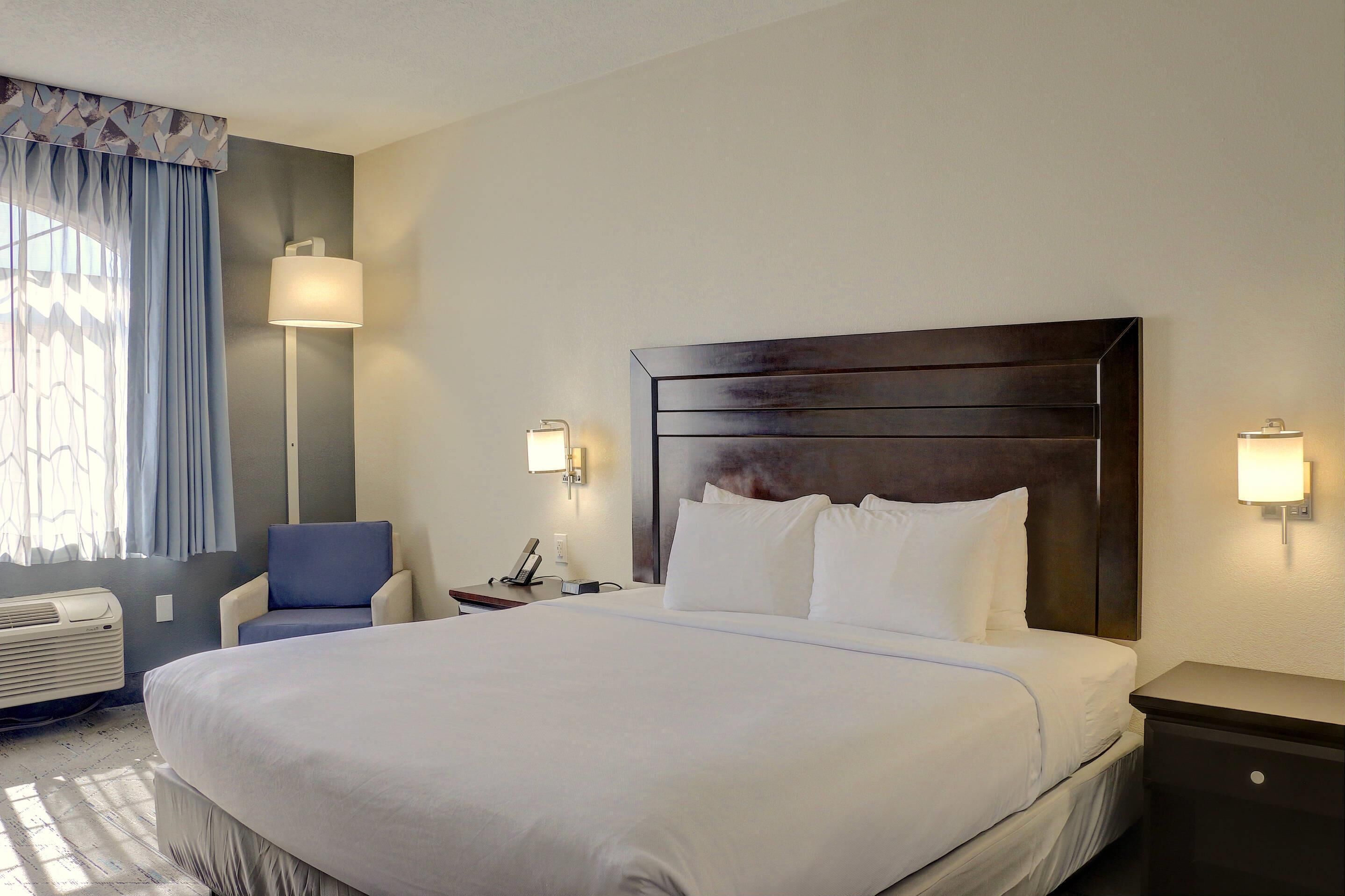 Chambre Standard, 1 très grand lit, non-fumeurs | Coffres-forts dans les chambres, fer et planche à repasser