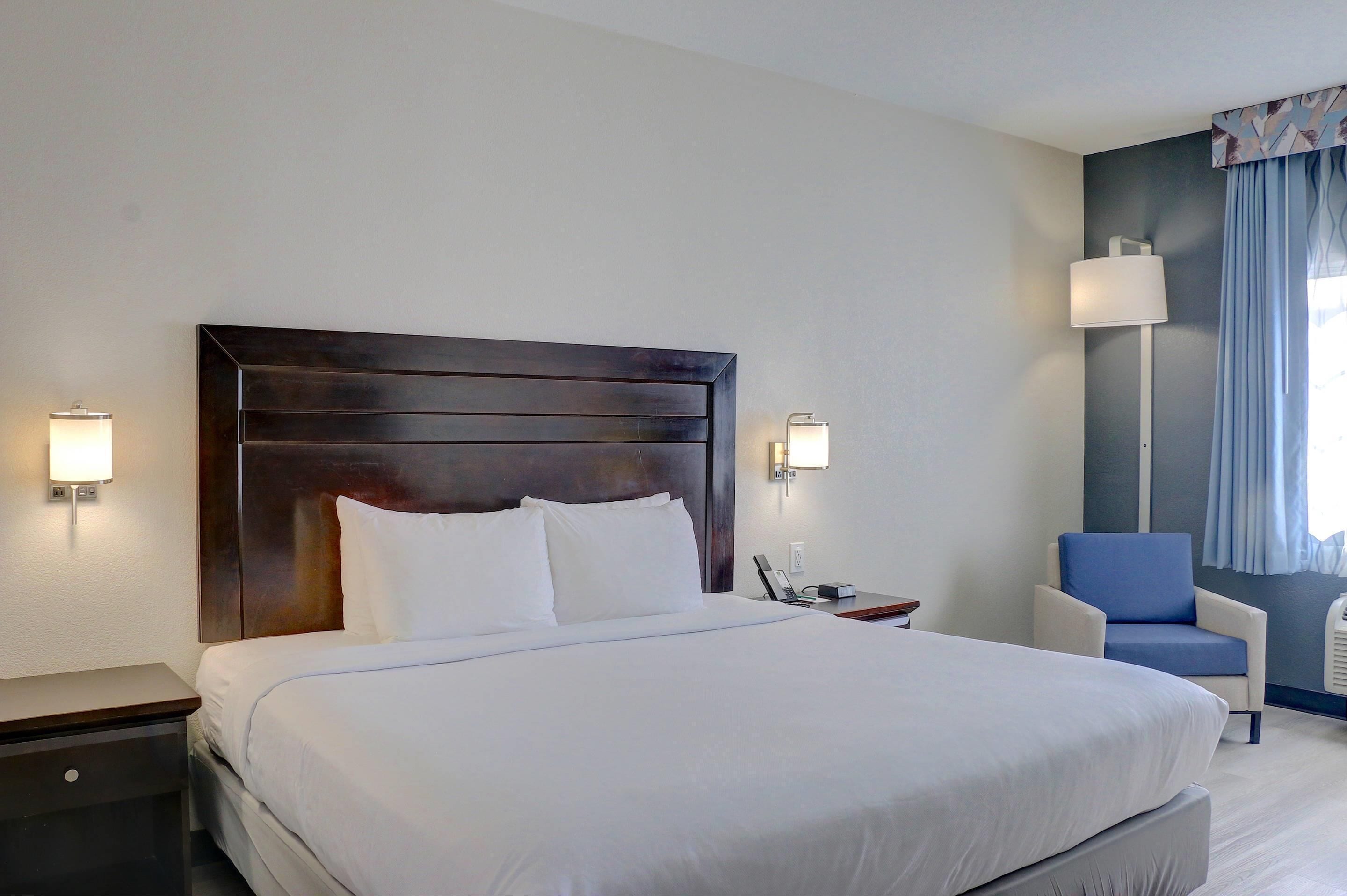 Habitación estándar, 1 cama King size, para no fumadores | Caja de seguridad en la habitación y tabla de planchar con plancha 