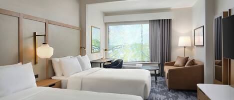 Escritorio, tabla de planchar con plancha, wifi gratis y ropa de cama