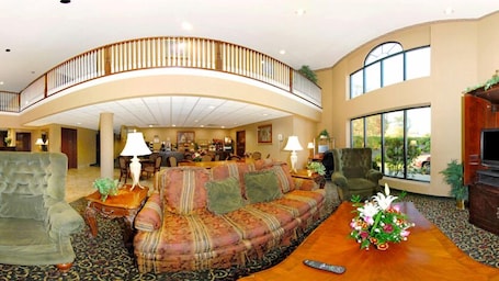 Área de estar no saguão. Quality Inn & Suites Tarboro - Kingsboro