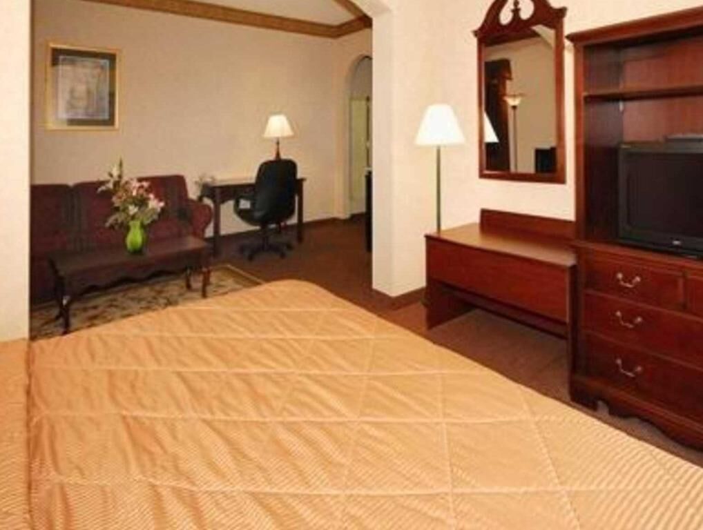 Safe på rommet, strykejern/-brett og sengetøy