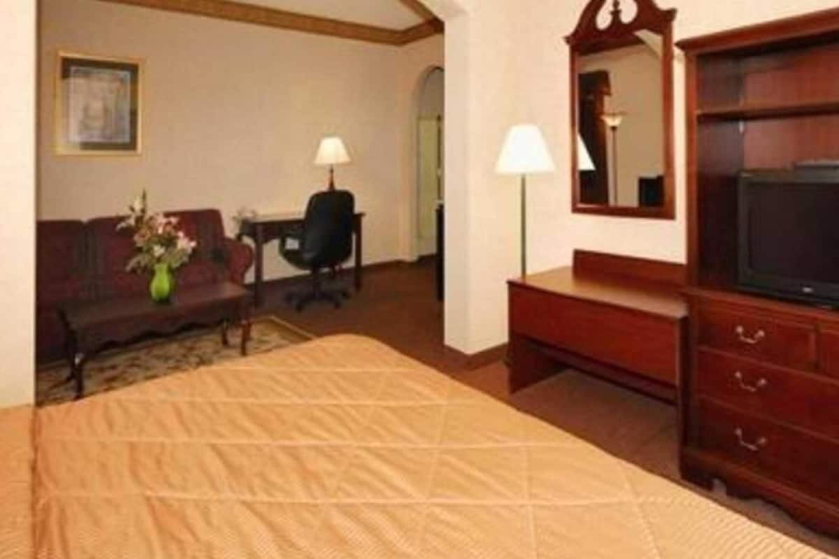 In-room safe, iron/ironing board, bed sheets