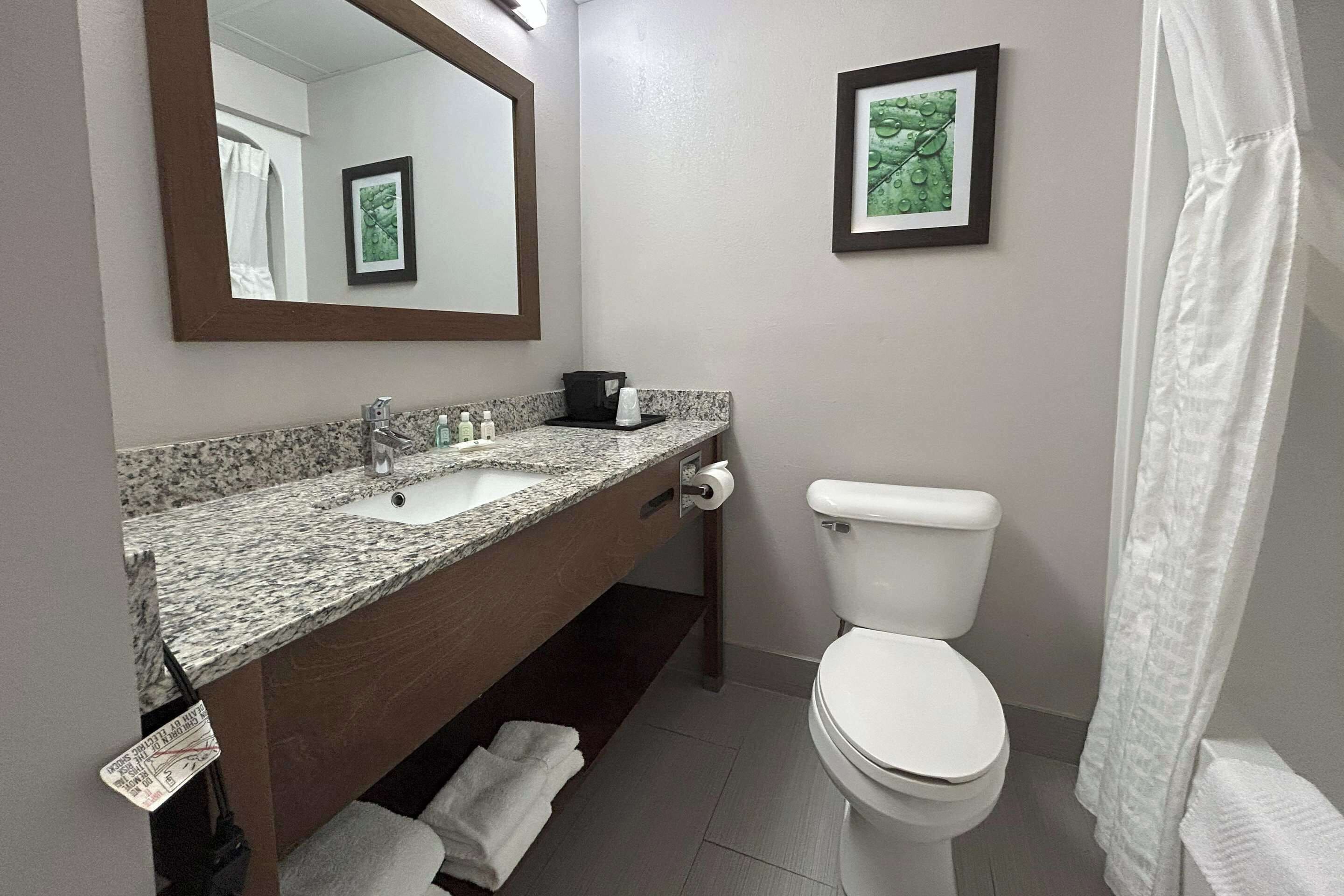 In-room safe, iron/ironing board, bed sheets