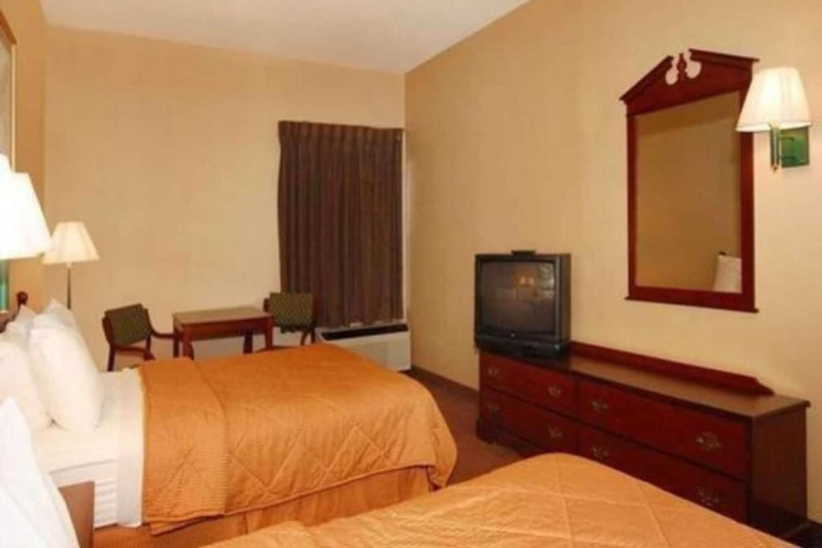 In-room safe, iron/ironing board, bed sheets