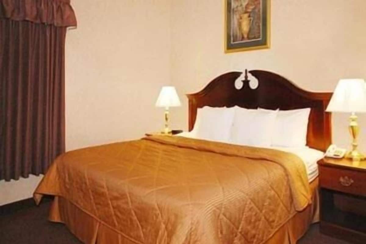 In-room safe, iron/ironing board, bed sheets