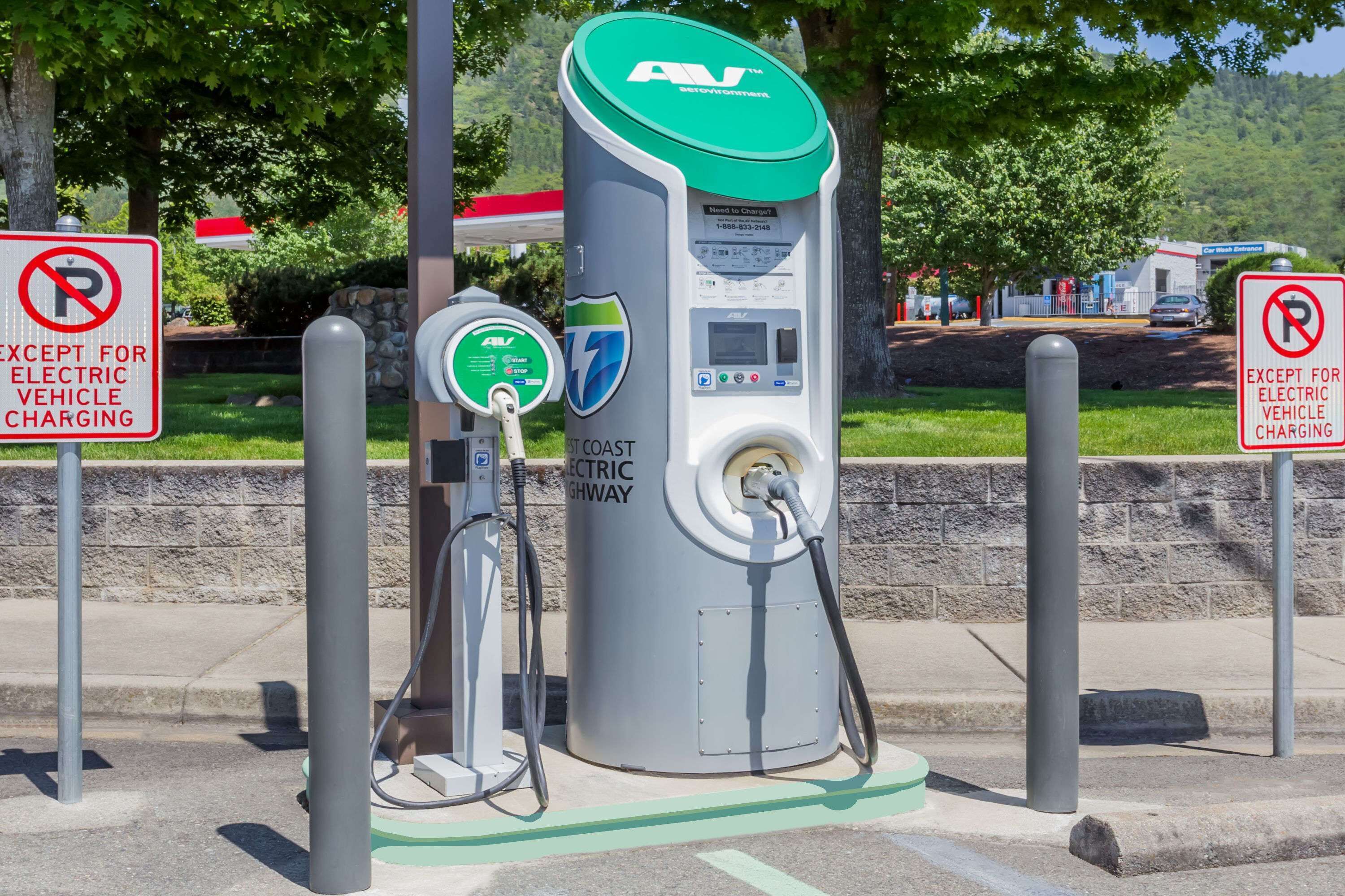 Una estación de carga para vehículos eléctricos, con un cartel que indica que es solo para la carga de vehículos eléctricos.