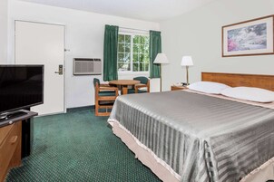 Standard Room, 1 Queen Bed | Desk, free WiFi, bed sheets