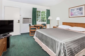 Standard Room, 1 Queen Bed | Fitness facility