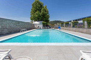 Una piscina al aire libre de temporada