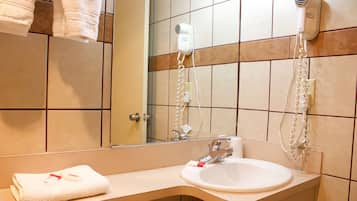 Room, 1 Queen Bed, Accessible | Bathroom | Combined shower/tub, free toiletries, hair dryer, towels