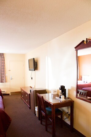 Escritorio, internet, ropa de cama y despertador 