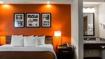 Standard Room, 1 King Bed, Non Smoking | Bathroom | Free toiletries, hair dryer, towels