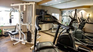 Ett gym med löpband, crosstrainers och styrketräningsmaskiner.