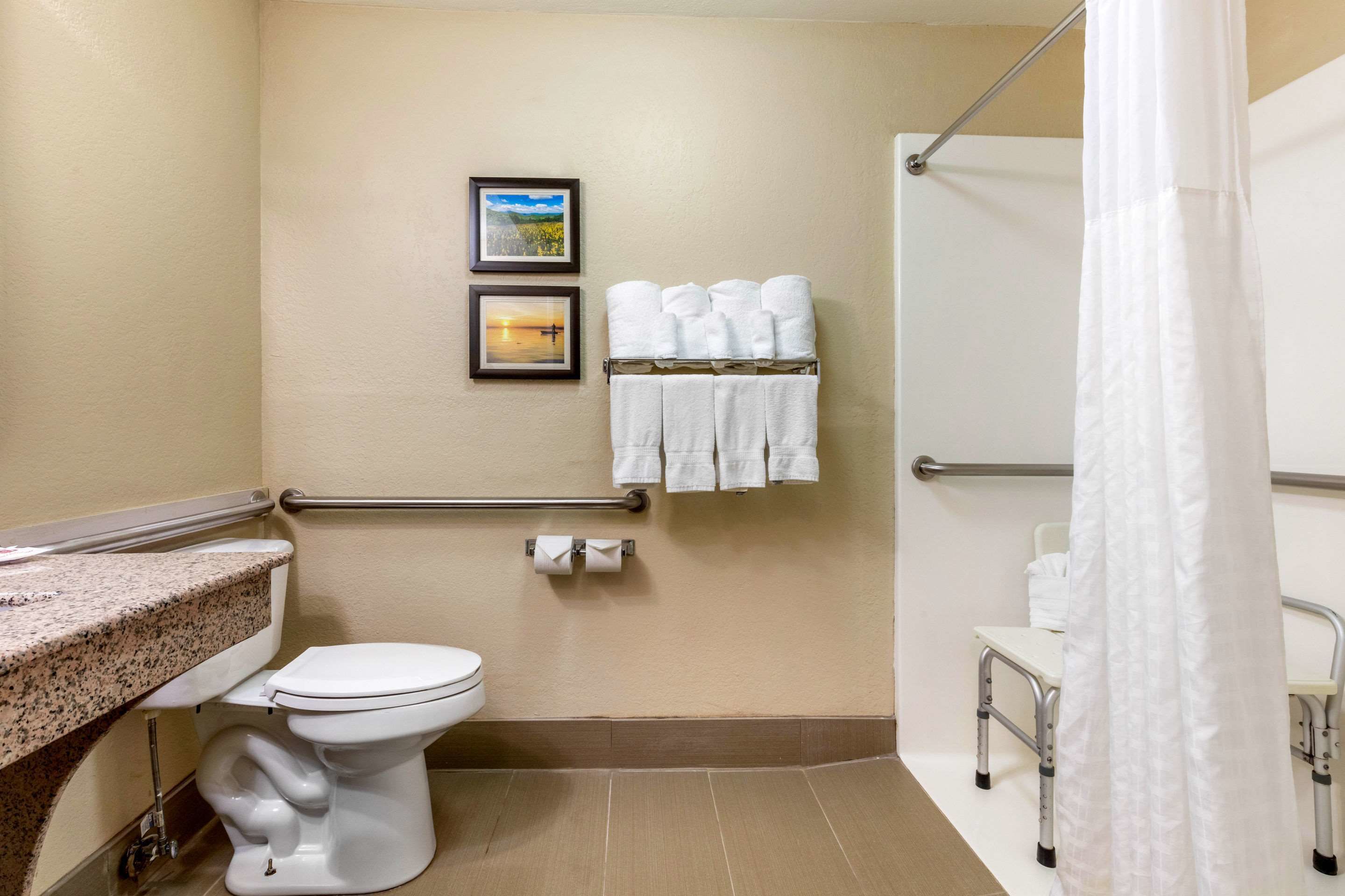 combined shower/bathtub, hydromassage showerhead, free toiletries