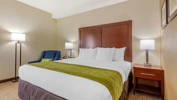 Quarto standard, 1 cama King, para não fumantes | Roupas de cama premium, edredons de pluma, cortinas blackout