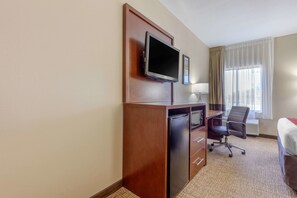Premium bedding, down duvets, blackout curtains, iron/ironing board - Comfort Inn Lenoir City-Knoxville (Lenoir City)