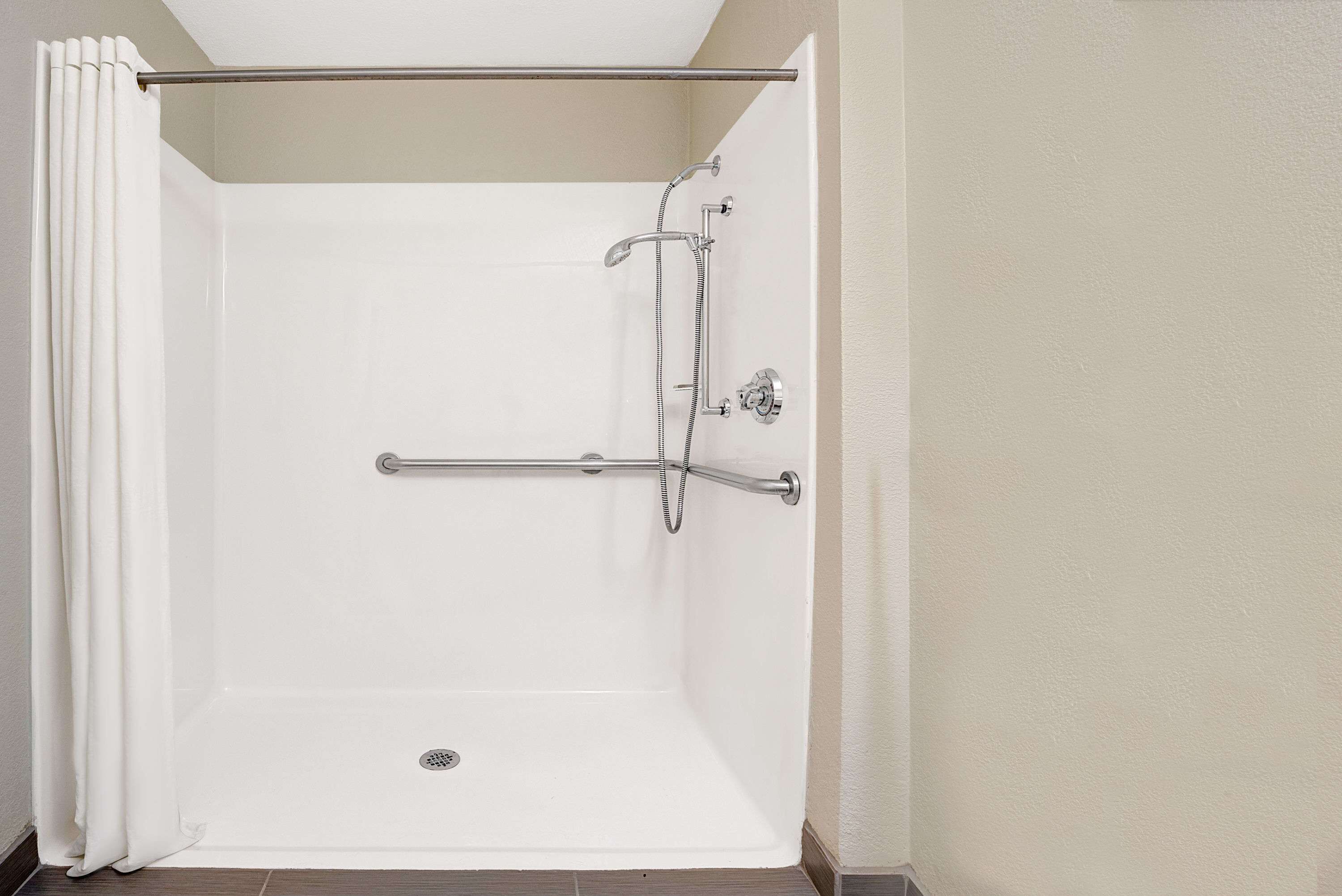 Combined shower/bathtub, free toiletries, hair dryer, towels