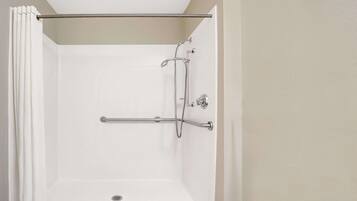Combined shower/bathtub, free toiletries, hair dryer, towels