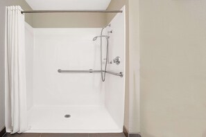Ensemble douche/baignoire, articles de toilette gratuits, sèche-cheveux